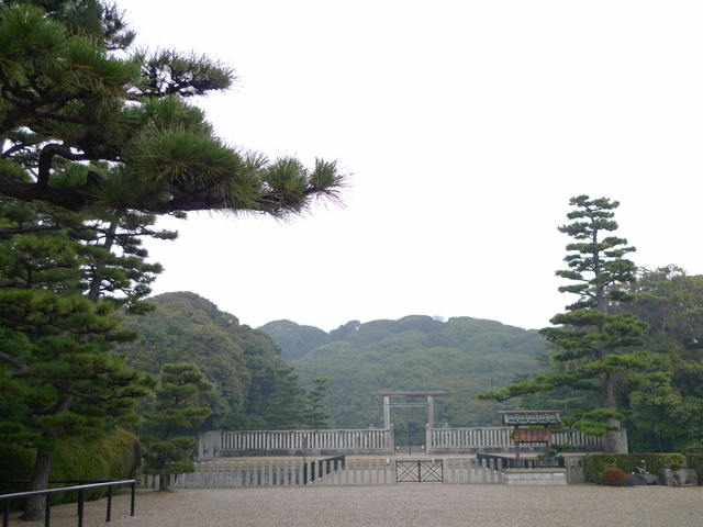 仁徳天皇陵前で太古に思いを馳せる