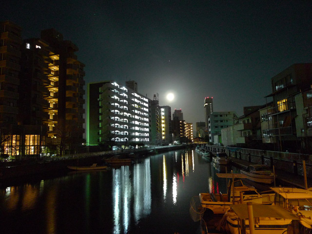 夜明け前の美しい堀川