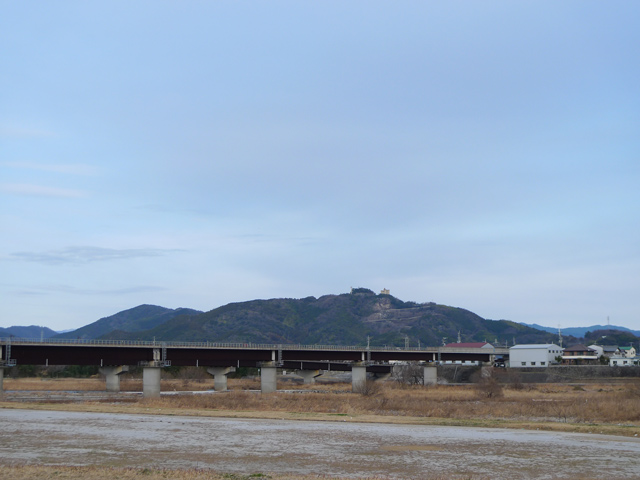 工場裏の土手から三宝山頂を考える