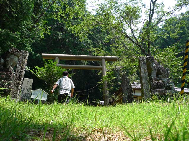 石船は上岡山からこの上へ飛んできました