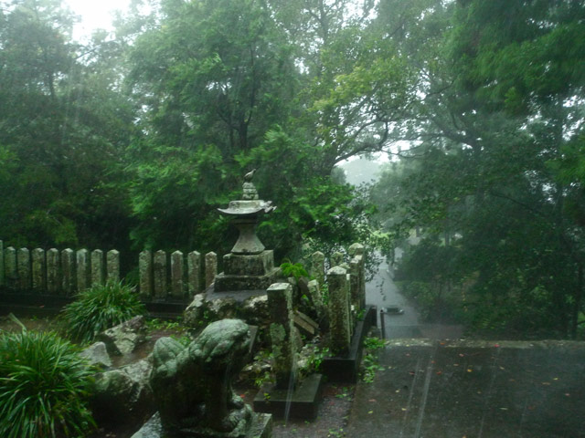 大雨の上岡八幡宮と石船と物部氏