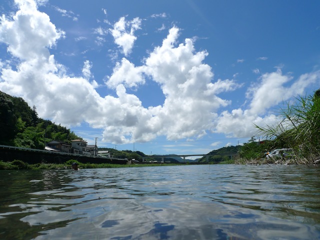 鏡川、宗安寺の河原、夏の空と雲