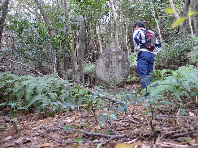 鉢伏山周辺の戦争遺跡は荒れ果てちょります