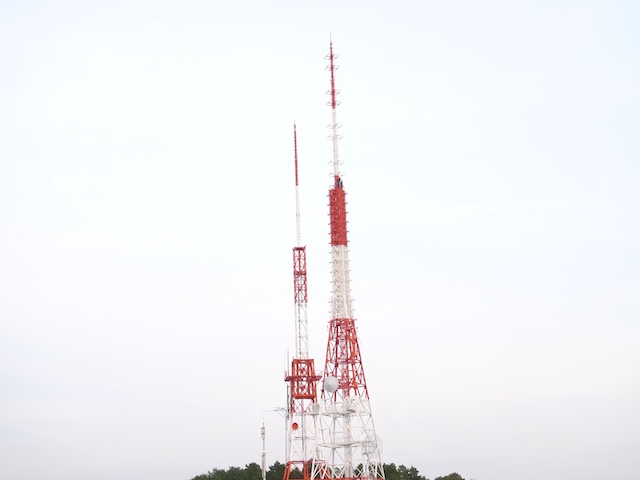 五台山のテレビ塔の上で作業しよりました