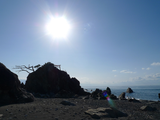 安田の海、岩の上の祠