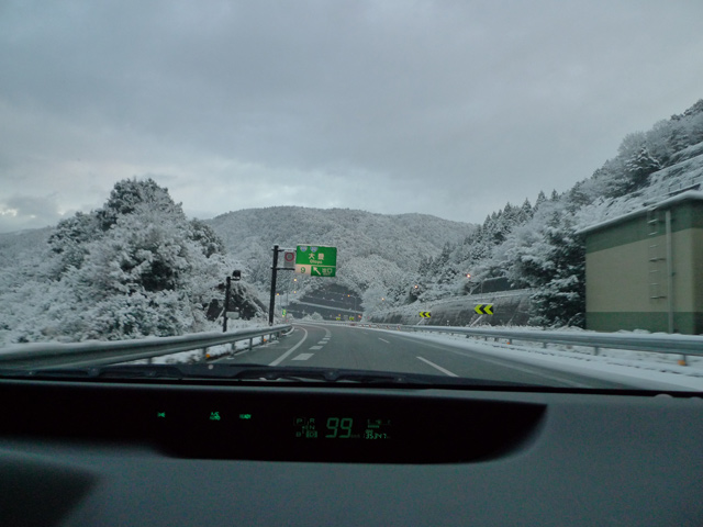 雪の大豊インターとコケコッコー