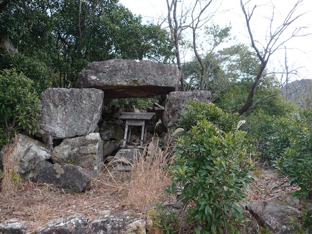 小富士山の産宝様は巨岩を組んじょりました
