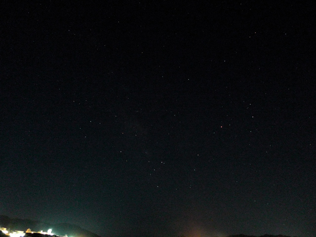 南の空に夏の星座が