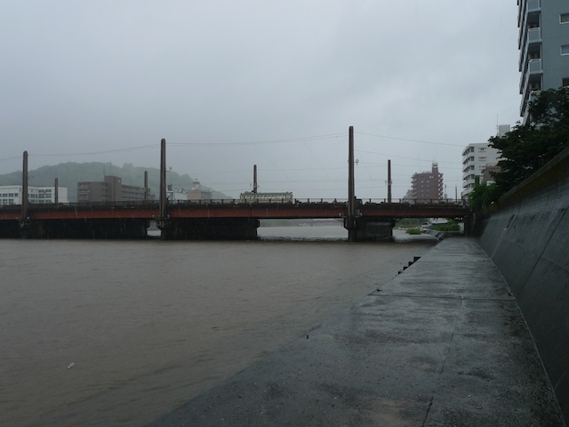 台風の潮江橋で考える