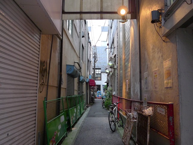 街の賑わいと路地