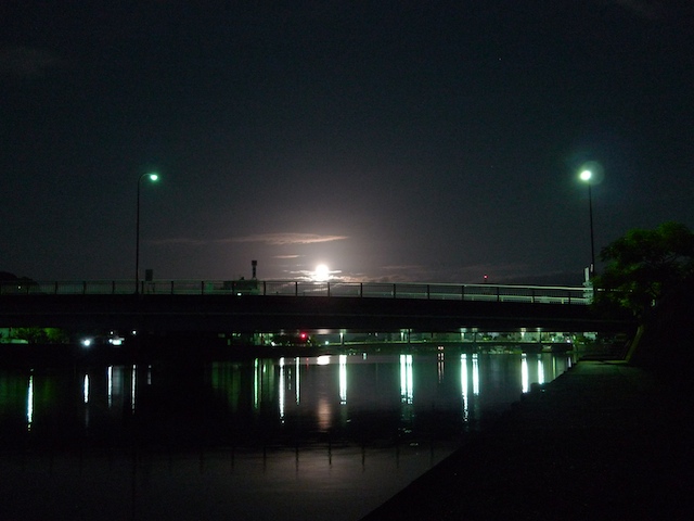 満月の下の雑喉場橋