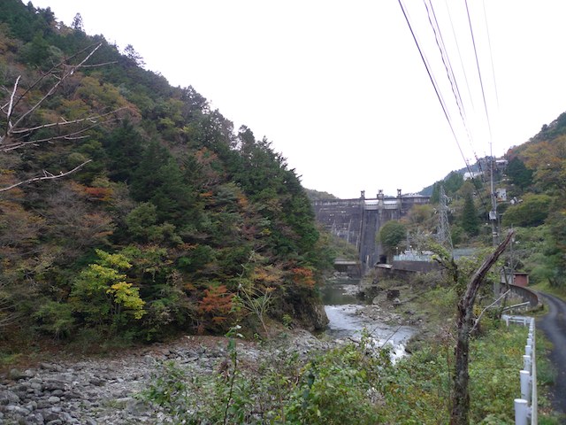 誰も居ないダムの風景