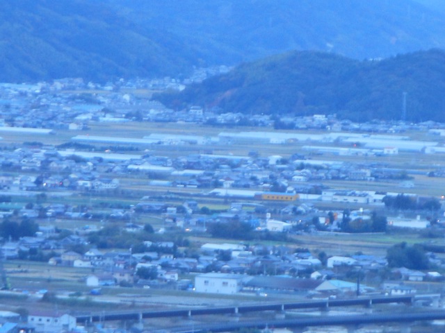 三宝山からひまわり乳業をズームで観る