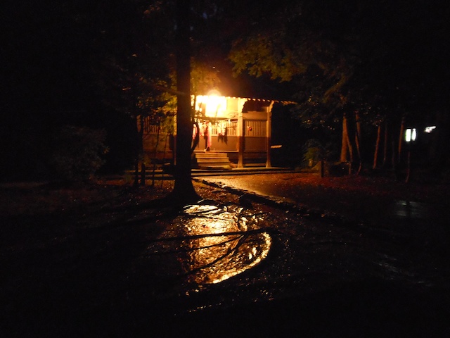 小雨に濡れる土俵と大谷神社