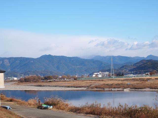 物部川の土手から有り難い山々を眺める