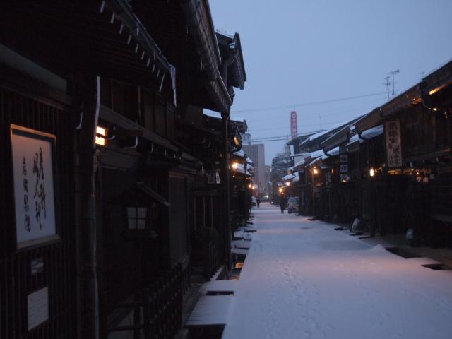 雪の飛騨高山、朝の風景