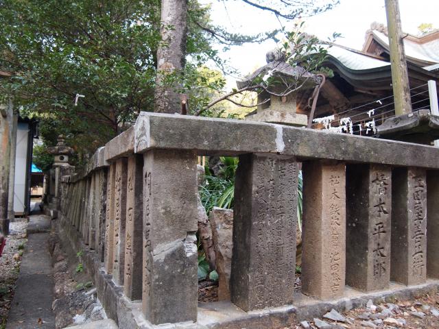 桜満開の琴平山、琴平神社の玉垣