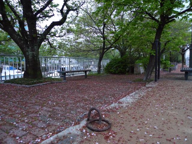堀川、北光社、鉄の輪っかのオブジェ