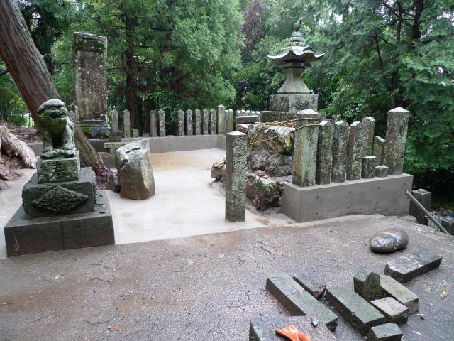 上岡八幡宮、工事大詰め、クモの巣と山頭火