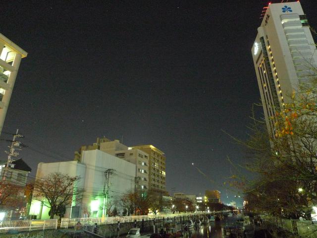 夜明け前の堀川と春の大三角形