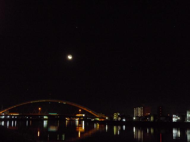 夜明け前の鏡川大橋、お月様、スピカ