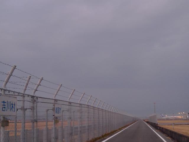 今でこそ不自然に見える市町村境