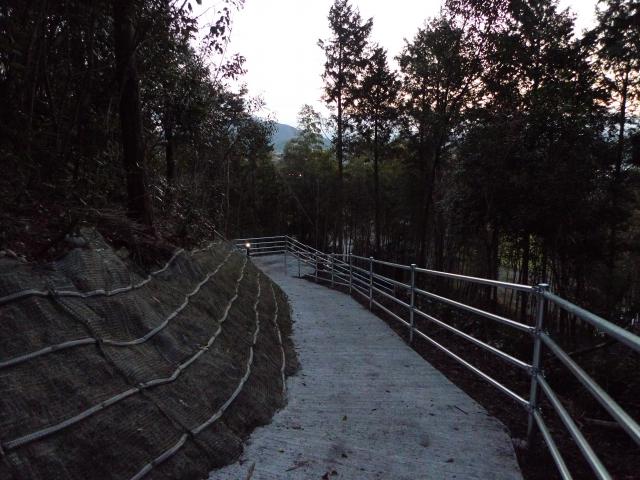 上岡山の避難路には灯りもつきました