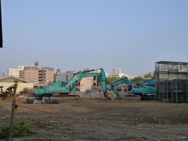 取り壊される追手前小学校と残ったソテツ