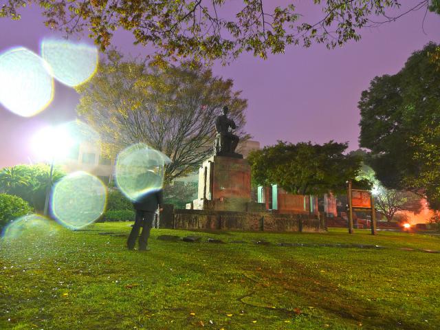 雨の中の谷干城像