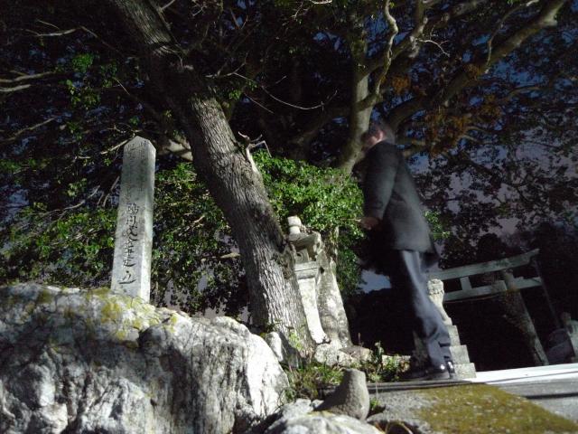 上岡の地震碑、地盤、命山