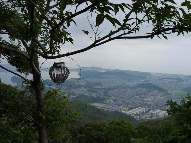 鷲尾山頂から浦戸城を眺める