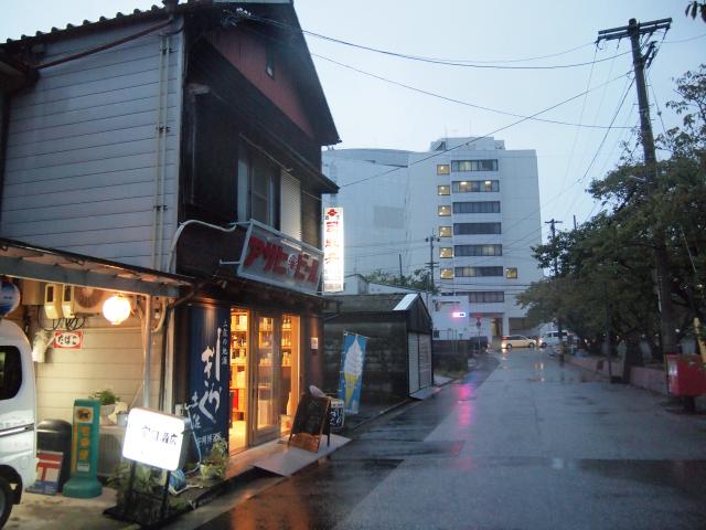 堀川沿い、安岡酒店BLUES