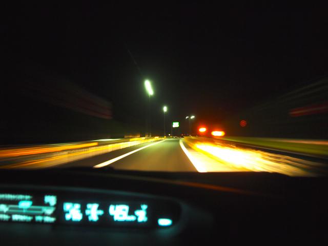 向山を切り崩した道路