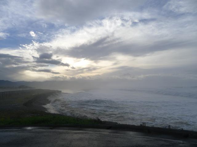 台風接近の久枝海岸、地形