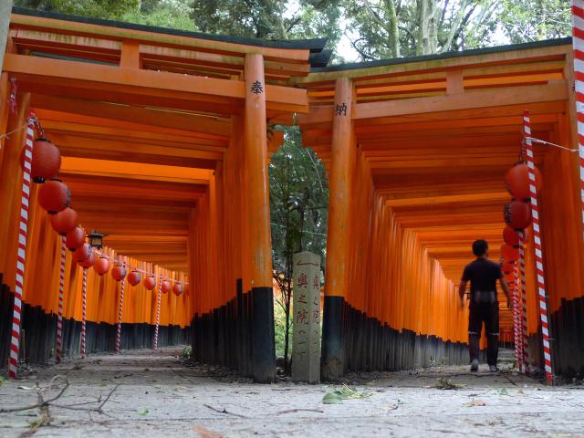 京都、伏見稲荷さんの朝