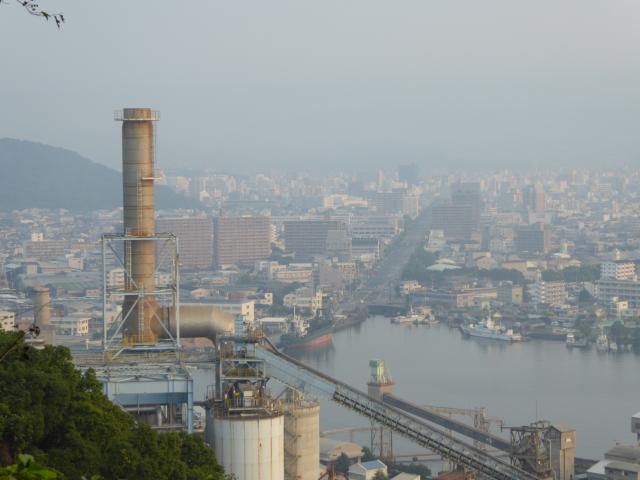 南嶺、太平洋セメント越しに潮江を眺める