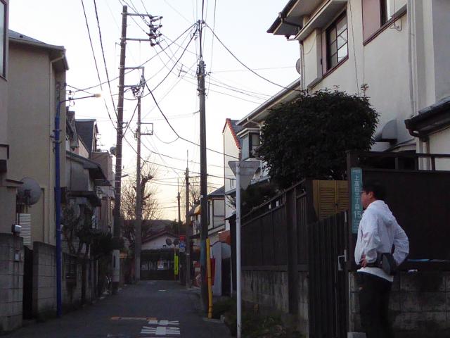 下宿屋の横の道、突き当りの垣根を曲がったところ