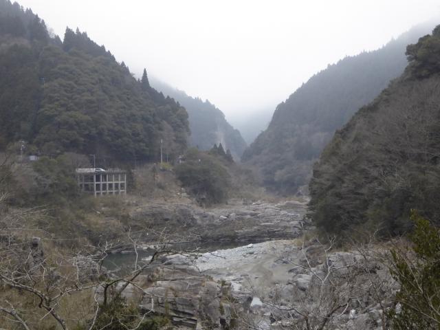 まっすぐ北上する吉野川と県境の鹿