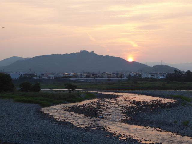 夜明けの物部川、三宝山、金剛山