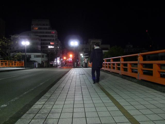 天神橋北詰を東へ歩いたイノシシ
