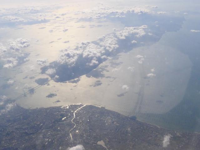 上空から明石大橋と海苔の養殖を眺める