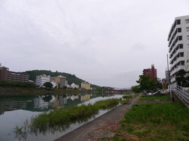 貸しボートとオールと艪と