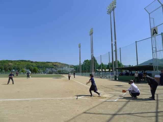 青少年センターでソフトボール