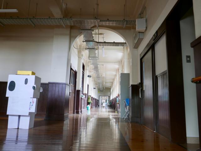 第六小学校の2階の廊下
