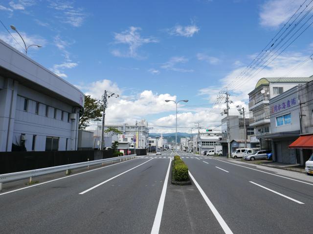 夏空の埋立地