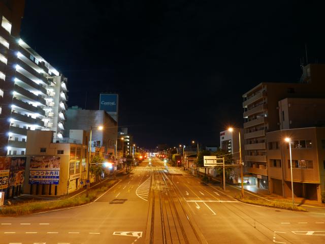 車のいない電車通りの朝