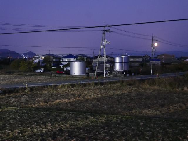 月は流れて東へ西へ
