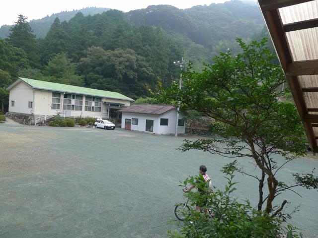 旧鏡第二小学校へ、ベージュの折り畳み号で