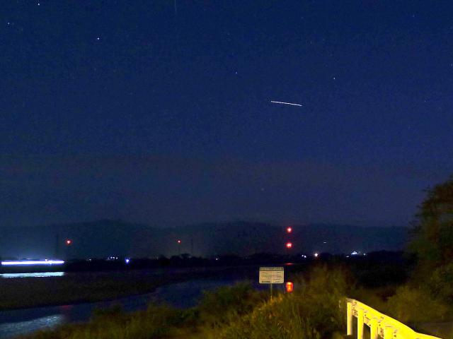 夜空の国際宇宙ステーション