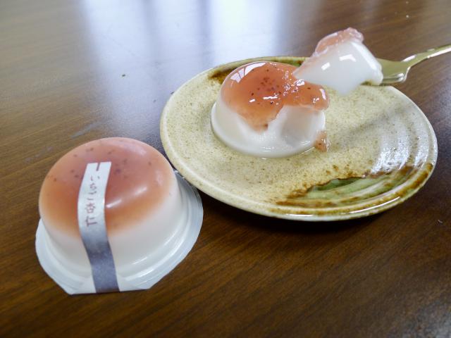 日本橋屋長兵衛さんの「いちご杏仁」